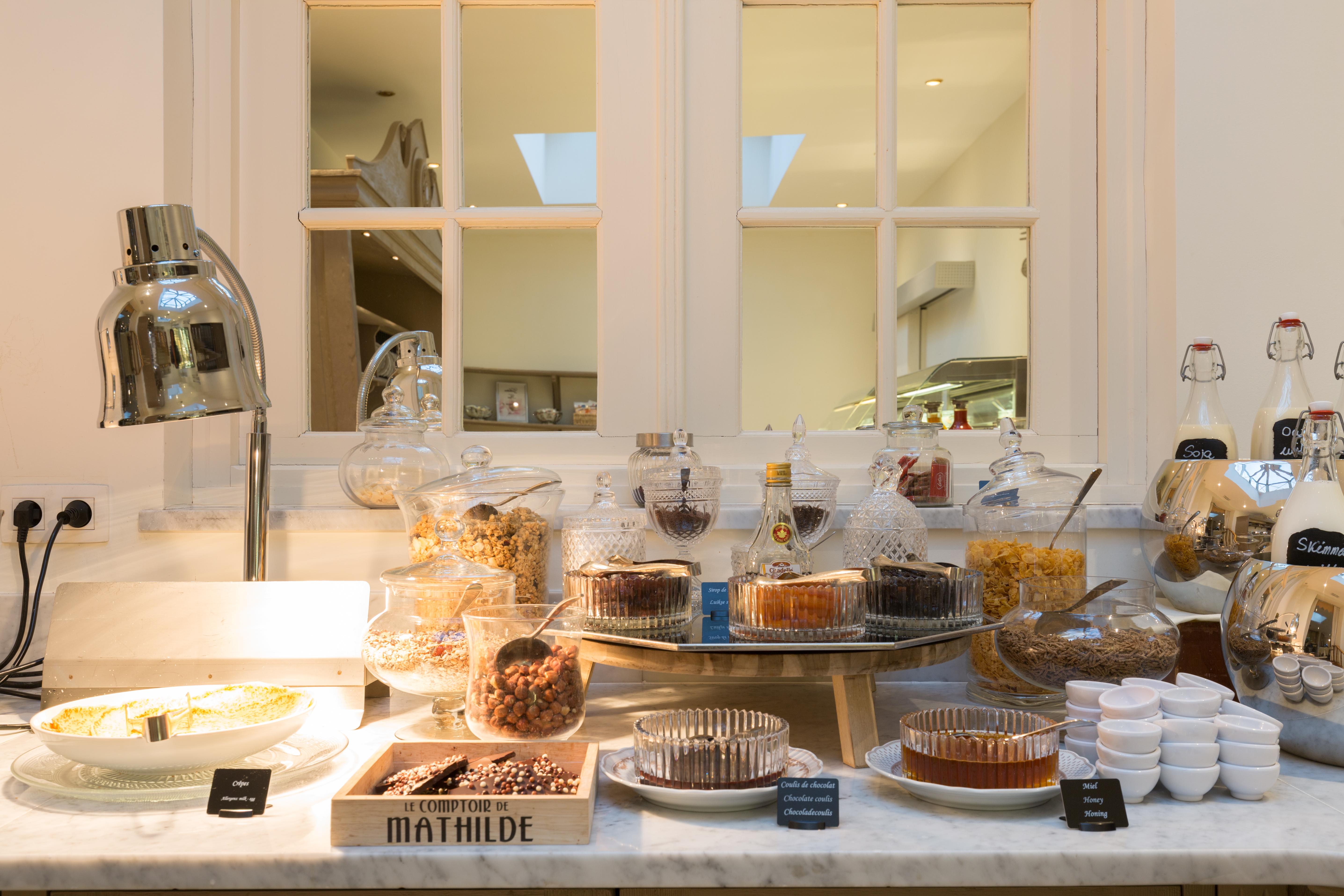 Stanhope Hotel By Thon Hotels Брюссель Экстерьер фото A selection of desserts at the hotel