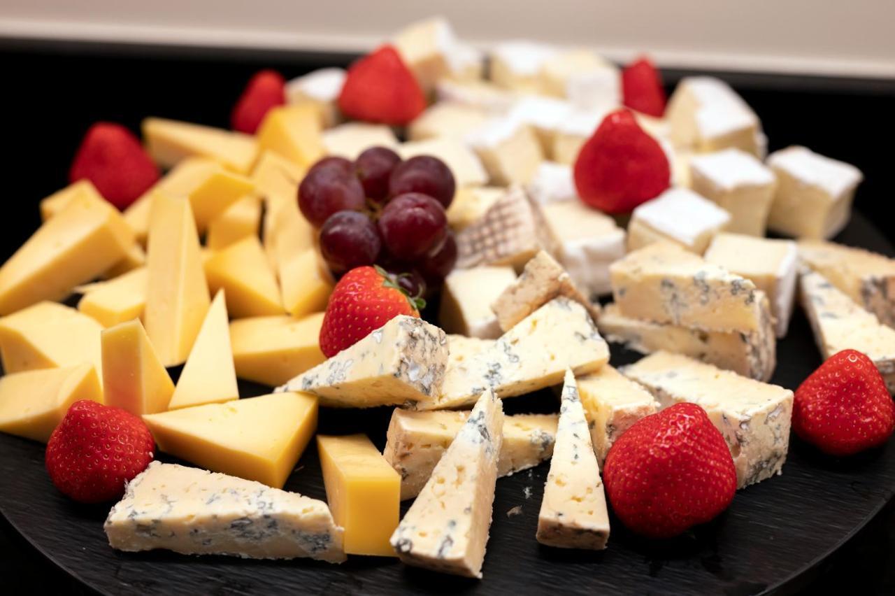 Stanhope Hotel By Thon Hotels Брюссель Экстерьер фото A cheese platter