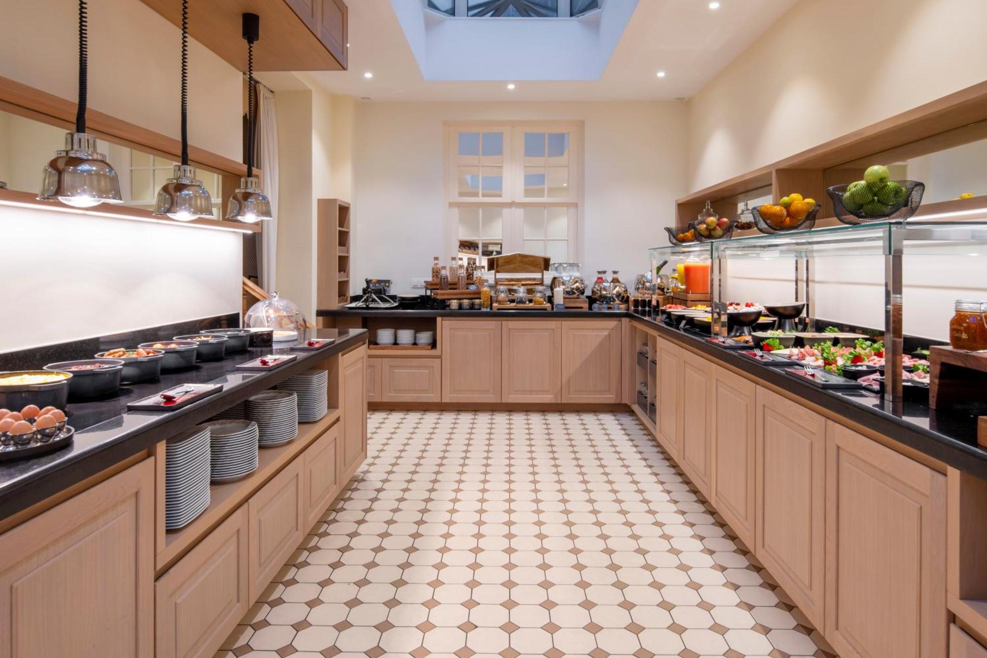 Stanhope Hotel By Thon Hotels Брюссель Экстерьер фото The buffet at the restaurant