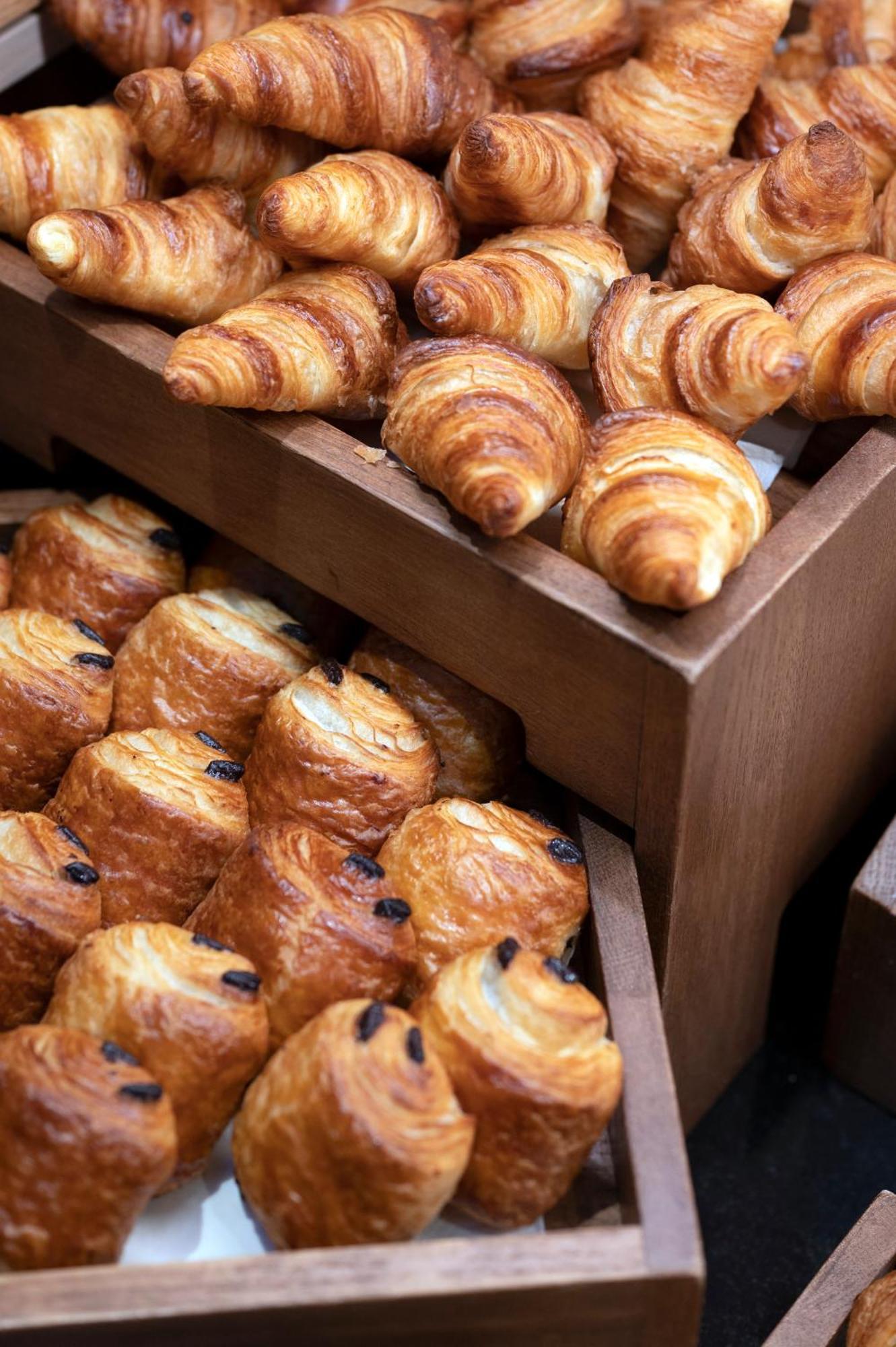 Stanhope Hotel By Thon Hotels Брюссель Экстерьер фото Croissants and pain au chocolat