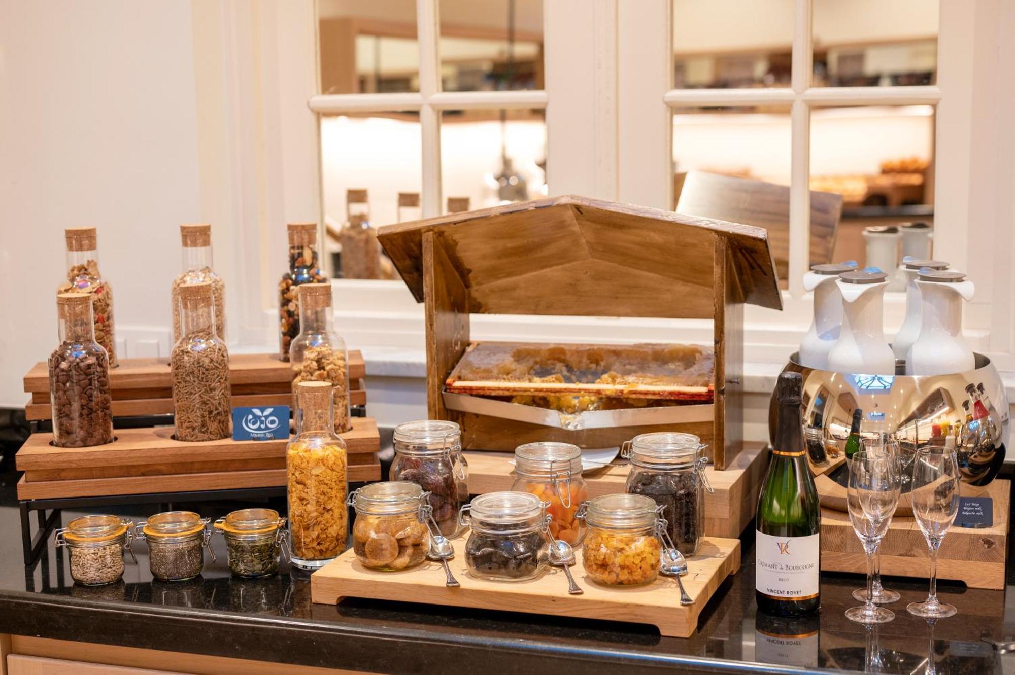 Stanhope Hotel By Thon Hotels Брюссель Экстерьер фото A selection of teas at a buffet