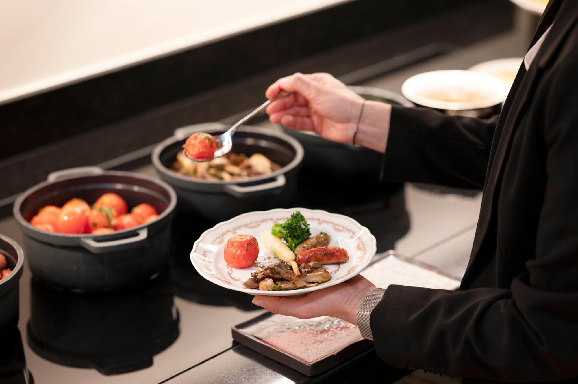 Stanhope Hotel By Thon Hotels Брюссель Экстерьер фото A server prepares a plate of food