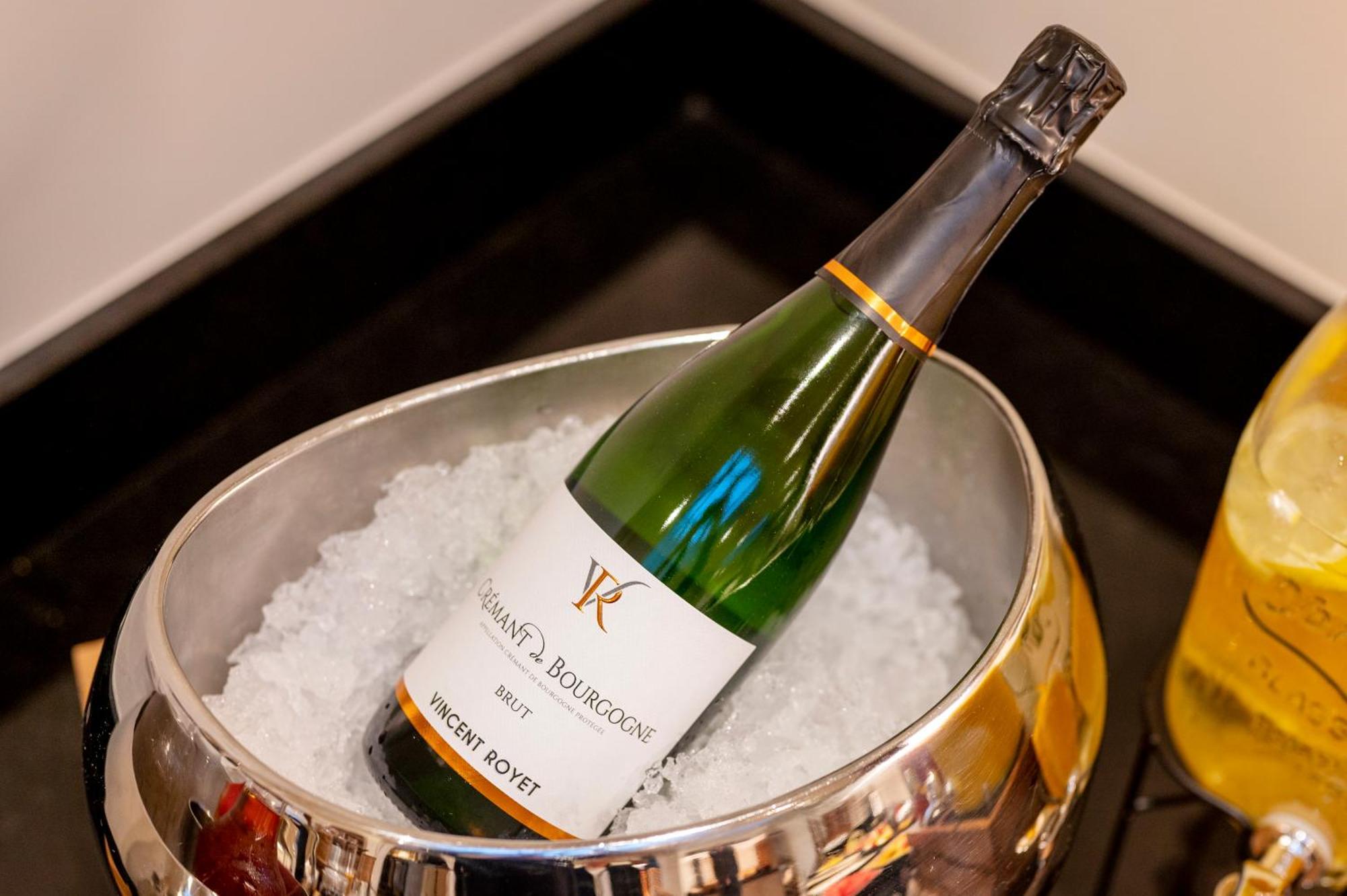 Stanhope Hotel By Thon Hotels Брюссель Экстерьер фото A bottle of Vincent Perrier