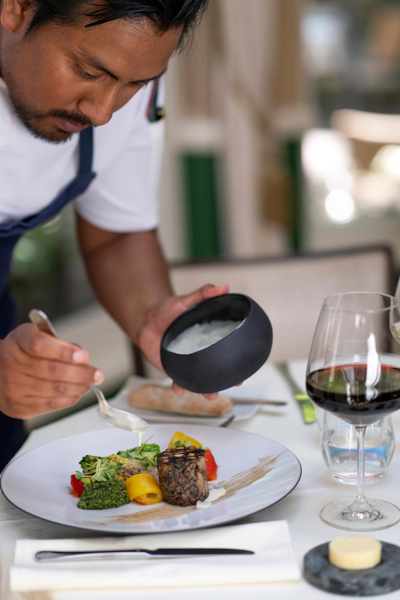 Stanhope Hotel By Thon Hotels Брюссель Экстерьер фото A server holding a bowl of salt